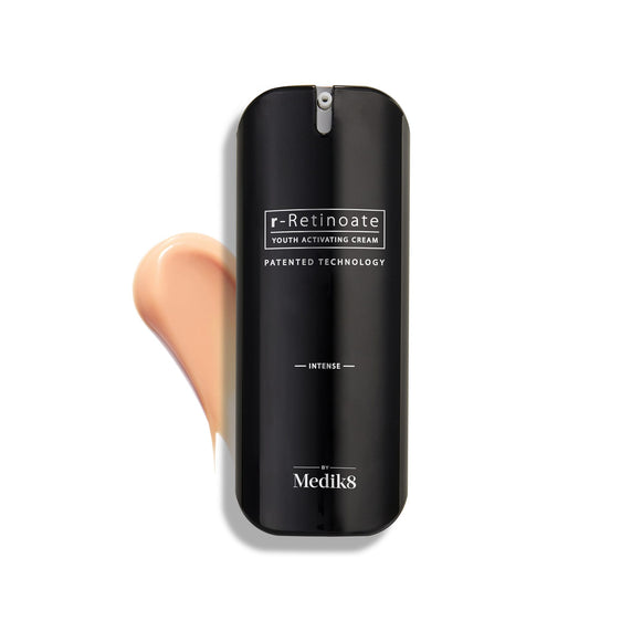 Butelka Medik8 r-Retinoate Intense Youth Activating Cream zaprezentowana na białym tle z widoczną próbką brzoskwiniowej konsystencji kremu w tle.
-33