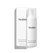 Butelka z pompką Medik8 Micellar Mousse stojąca obok białego opakowania kartonowego na białym tle. Tekst identyfikuje produkt jako oczyszczający i odżywczy, łatwo zmywalny produkt do mycia twarzy.
