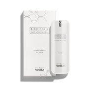Biała butelka z pompką r-Retinoate Day & Night Eye Serum stoi obok dopasowanego białego opakowania kartonowego.
