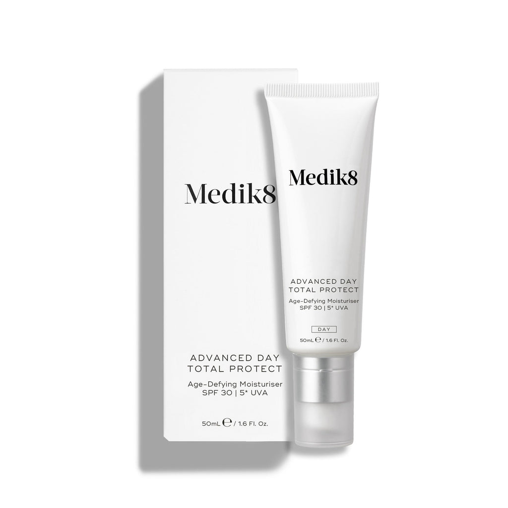 Tubka produktu Medik8 Advanced Day Total Protect prezentuje się na czystym białym tle, a jej opakowanie zewnętrzne jest w tym samym kolorze. Na opakowaniu widnieje informacja, że jest to krem nawilżający przeciwstarzeniowy o pojemności 50 ml, z filtrem SPF 30 i 5-gwiazdkową ochroną przed promieniowaniem UVA.