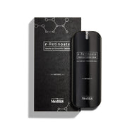 Butelka Medik8 r-Retinoate Intense Youth Activating Cream stoi obok czarnego opakowania zewnętrznego, które zawiera białe graficzne struktury chemiczne w formie heksagonów oraz teksturowany, falisty wzór.

