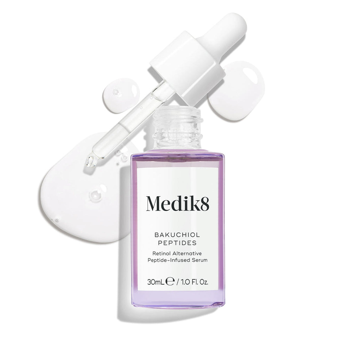 Fioletowa szklana buteleczka z serum „Bakuchiol Peptides” z wyjętym zakraplaczem. Widoczna jest wirująca kropla fioletowego serum, co podkreśla konsystencję produktu.