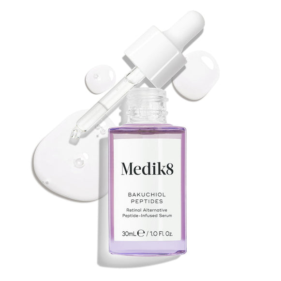 Fioletowa szklana buteleczka z serum „Bakuchiol Peptides” z wyjętym zakraplaczem. Widoczna jest wirująca kropla fioletowego serum, co podkreśla konsystencję produktu.-20