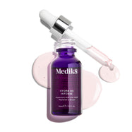 Fioletowa szklana butelka z pipetą Medik8 Hydr8 B5 Intense przedstawiona na czystym białym tle, z otwartą pipetą umieszczoną nad jasnoróżowymi kroplami serum. Tekst podkreśla, że formuła zawiera kwas hialuronowy oraz NMF (Natural Moisturising Factors), które pomagają nawilżać i wzmacniać skórę, w rozmiarze 30 ml.
