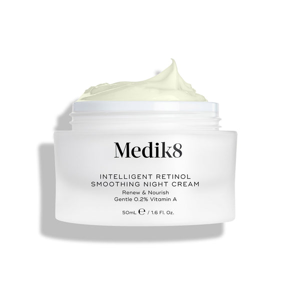 Otwarte opakowanie Intelligent Retinol Smoothing Night Cream prezentujące krem wewnątrz, sfotografowane na białym tle.
-14
