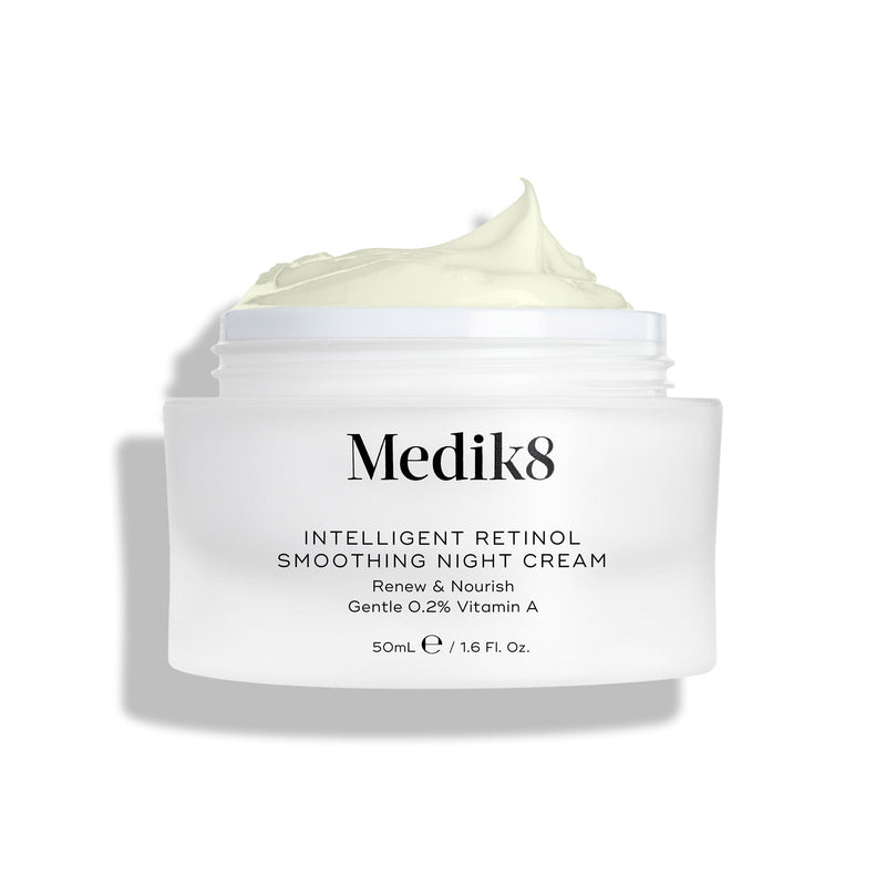 Otwarte opakowanie Intelligent Retinol Smoothing Night Cream prezentujące krem wewnątrz, sfotografowane na białym tle.
