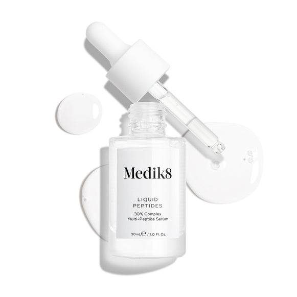 Przedstawiono przezroczystą szklaną buteleczkę z serum Liquid Peptides z zakraplaczem, który został wyjęty i leży obok niej, a także krople serum, które pokazują konsystencję produktu-21