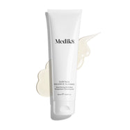 Tubka Medik8 Surface Radiance Cleanse przedstawiona na czystym białym tle z dużą, półprzezroczystą smugą żelowej konsystencji. Tekst identyfikuje produkt jako resurfacingowy żel oczyszczający AHA/BHA z ekstraktem z mangostanu w rozmiarze 150 ml.
