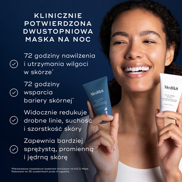 Uśmiechnięta kobieta trzyma dwie tubki Medik8 H.E.O. Mask – niebieską oznaczoną jako Krok 1 oraz białą oznaczoną jako Krok 2. Grafika przedstawia produkt jako klinicznie potwierdzoną dwuetapową maskę na noc. Wyróżnione korzyści obejmują do 72 godzin nawilżenia i zatrzymywania wilgoci w skórze, 72 godziny wsparcia bariery ochronnej skóry, widoczną redukcję drobnych linii, suchości i szorstkości oraz efekt pełniejszej, promiennej i bardziej elastycznej skóry.
-hover-38