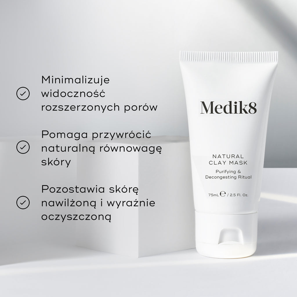 Na białym bloku o geometrycznym kształcie widnieje informacja o maseczce z naturalnej glinki. Trzy punkty z zaznaczeniami wymieniają zalety produktu: zmniejsza widoczność rozszerzonych porów, pomaga przywrócić naturalną równowagę skóry oraz zapewnia jej nawilżenie i widoczne oczyszczenie.