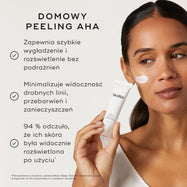Osoba trzyma tubkę Medik8 Sleep Glycolic na neutralnym, złamanym białym tle, z widoczną smugą białego kremu na policzku. Tekst podkreśla, że jest to domowy peeling AHA, który zapewnia szybkie wygładzenie i rozświetlenie skóry bez podrażnień oraz pomaga zminimalizować widoczność drobnych linii, przebarwień i zanieczyszczeń. Dodatkowo informuje, że 94% osób zauważyło wyraźne rozświetlenie skóry po użyciu.
