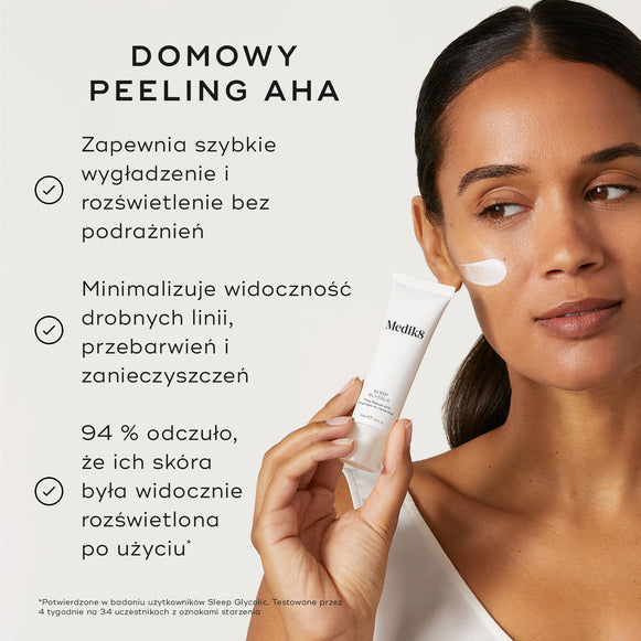 Osoba trzyma tubkę Medik8 Sleep Glycolic na neutralnym, złamanym białym tle, z widoczną smugą białego kremu na policzku. Tekst podkreśla, że jest to domowy peeling AHA, który zapewnia szybkie wygładzenie i rozświetlenie skóry bez podrażnień oraz pomaga zminimalizować widoczność drobnych linii, przebarwień i zanieczyszczeń. Dodatkowo informuje, że 94% osób zauważyło wyraźne rozświetlenie skóry po użyciu.
-hover-34