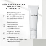 Tubka Medik8 Surface Radiance Cleanse na jasnym tle z grafikami w formie znaczników „check”. Tekst podkreśla korzyści produktu: rozjaśniające i złuszczające kwasy dla młodzieńczego blasku, odświeżająca i wygładzająca formuła żelowo-piankowa, działanie wygładzające drobne linie i zmarszczki oraz formuła z antyoksydantami wspierająca zdrowy wygląd skóry.

