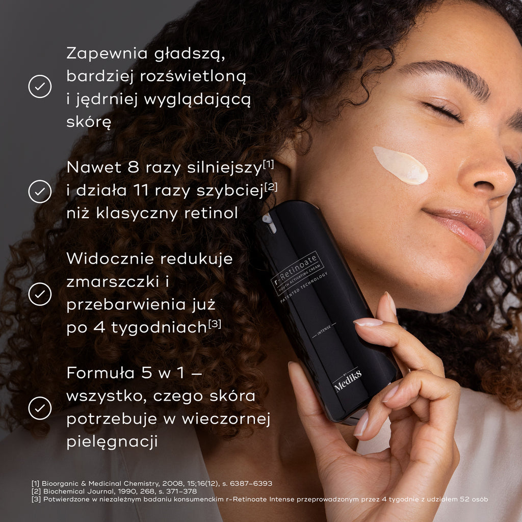 Osoba z nałożonym pasmem kremu na policzku trzyma butelkę Medik8 r-Retinoate Intense. Tekst podkreśla, że produkt jest 8x silniejszy i 11x szybszy niż klasyczny retinol, a także zapewnia wyraźną redukcję zmarszczek i przebarwień w 4 tygodnie.
