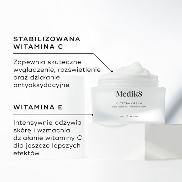 Słoiczek kremu Medik8 C-Tetra przedstawiony w stanie otwartym na białym kamiennym bloku na czystym białym tle. Na zdjęciu widoczne są dwa kluczowe składniki oraz ich zalety:

STABILIZOWANA WITAMINA C: Zapewnia silne działanie wygładzające, rozjaśniające oraz przeciwutleniające.

WITAMINA E: Głęboko odżywia i wzmacnia działanie witaminy C, zapewniając maksymalne efekty.-hover-14
