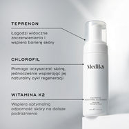 Butelka Medik8 Calmwise Soothing Cleanser zaprezentowana na białym bloku. Linie łączą produkt z opisami kluczowych składników: Teprenon łagodzący zaczerwienienia, chlorofil oczyszczający skórę oraz witamina K2 wspierająca jej odporność.
