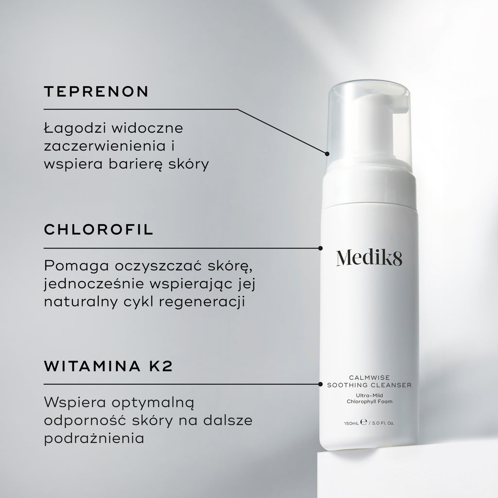 Butelka Medik8 Calmwise Soothing Cleanser zaprezentowana na białym bloku. Linie łączą produkt z opisami kluczowych składników: Teprenon łagodzący zaczerwienienia, chlorofil oczyszczający skórę oraz witamina K2 wspierająca jej odporność.
