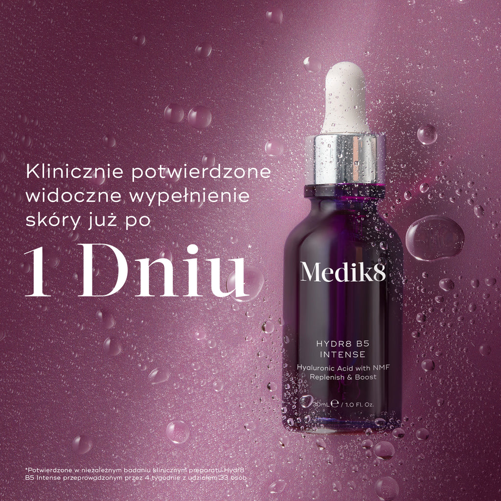 Szklana butelka z pipetą Medik8 Hydr8 B5 Intense umieszczona centralnie na lśniącym fioletowym tle z półprzezroczystymi kroplami wody. Wyraźny tekst podkreśla, że produkt jest klinicznie udowodniony, aby widocznie nawilżać i wypełniać skórę już w 1 dzień.

