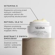 Zbliżenie na krem Intelligent Retinol Smoothing Night Cream przedstawiające biały słoiczek z widoczną konsystencją kremu. W tle znajduje się jasna, teksturowana powierzchnia. Elementy graficzne w formie podpisów wskazują składniki: witaminę E, retinol (0,2%) oraz ekstrakt z owocu smoczego.
