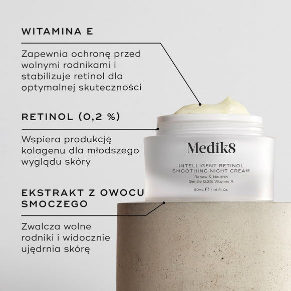 Zbliżenie na krem Intelligent Retinol Smoothing Night Cream przedstawiające biały słoiczek z widoczną konsystencją kremu. W tle znajduje się jasna, teksturowana powierzchnia. Elementy graficzne w formie podpisów wskazują składniki: witaminę E, retinol (0,2%) oraz ekstrakt z owocu smoczego.
-hover-14