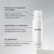 Butelka Medik8 Micellar Mousse zaprezentowana na białym bloku. Linie łączą produkt z opisami kluczowych składników: micele z dodatkiem oleju z oliwek do rozpuszczania makijażu, ekstrakt z moringi do usuwania zanieczyszczeń oraz gliceryna zapewniająca nawilżenie.
