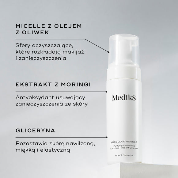 Butelka Medik8 Micellar Mousse zaprezentowana na białym bloku. Linie łączą produkt z opisami kluczowych składników: micele z dodatkiem oleju z oliwek do rozpuszczania makijażu, ekstrakt z moringi do usuwania zanieczyszczeń oraz gliceryna zapewniająca nawilżenie.
-hover-29