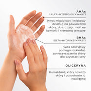 Zbliżenie na dłonie tworzące lekką pianę, podkreślające kluczowe składniki Medik8 Surface Radiance Cleanse. Tekst opisuje AHA (kwas migdałowy i mlekowy) odpowiedzialne za powierzchniowe złuszczanie, BHA (kwas salicylowy) rozbijający zanieczyszczenia i zaskórniki oraz glicerynę, która nawilża i pomaga utrzymać odpowiedni poziom hydratacji skóry.
