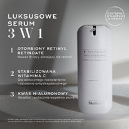 Duża, biała cylindryczna butelka z pompką airless Medik8 r-Retinoate® Day & Night stoi pionowo na jasnoszarym, minimalistycznym tle z delikatnymi cieniami. Nałożony tekst po lewej stronie podkreśla kluczowe cechy produktu jako „3-w-1 luksusowe serum”:

„ENKAPSULOWANY RETYNYL RETINOATE 8x silniejszy niż retinol*”

„STABILIZOWANA WITAMINA C dla widocznego rozświetlenia i działania antyoksydacyjnego”

„KWAS HIALURONOWY nawilża i widocznie wypełnia skórę”

W prawym górnym rogu znajduje się okrągła odznaka z nap