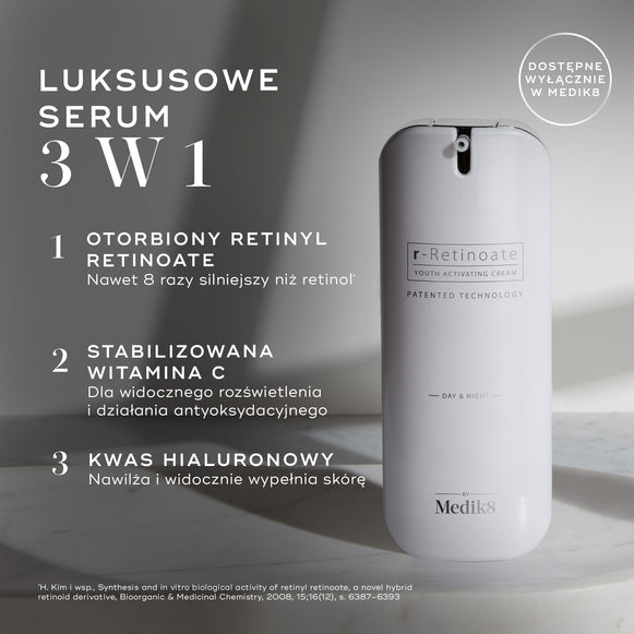 Duża, biała cylindryczna butelka z pompką airless Medik8 r-Retinoate® Day & Night stoi pionowo na jasnoszarym, minimalistycznym tle z delikatnymi cieniami. Nałożony tekst po lewej stronie podkreśla kluczowe cechy produktu jako „3-w-1 luksusowe serum”:

„ENKAPSULOWANY RETYNYL RETINOATE 8x silniejszy niż retinol*”

„STABILIZOWANA WITAMINA C dla widocznego rozświetlenia i działania antyoksydacyjnego”

„KWAS HIALURONOWY nawilża i widocznie wypełnia skórę”

W prawym górnym rogu znajduje się okrągła odznaka z nap-hover-28
