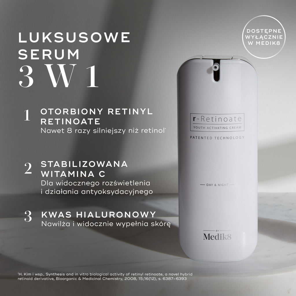 Duża, biała cylindryczna butelka z pompką airless Medik8 r-Retinoate® Day & Night stoi pionowo na jasnoszarym, minimalistycznym tle z delikatnymi cieniami. Nałożony tekst po lewej stronie podkreśla kluczowe cechy produktu jako „3-w-1 luksusowe serum”:

„ENKAPSULOWANY RETYNYL RETINOATE 8x silniejszy niż retinol*”

„STABILIZOWANA WITAMINA C dla widocznego rozświetlenia i działania antyoksydacyjnego”

„KWAS HIALURONOWY nawilża i widocznie wypełnia skórę”

W prawym górnym rogu znajduje się okrągła odznaka z nap