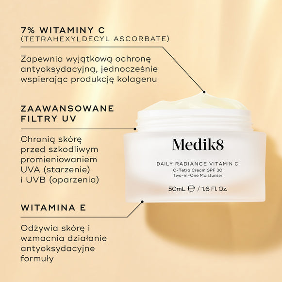 Szklany słoiczek z produktem Medik8 Daily Radiance Vitamin C na tle w ciepłym złotym odcieniu, z opisem składników. Tekst podkreśla zawartość 7% witaminy C (askorbinianu tetraheksylodecylowego), zapewniającej ochronę antyoksydacyjną i wspomagającą produkcję kolagenu, wysokiej jakości filtrów UV chroniących przed promieniowaniem UVA i UVB oraz witaminy E, która odżywia skórę i wzmacnia działanie przeciwutleniające.-hover-8