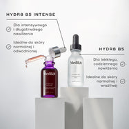 Butelki z serum Medik8 Hydr8 B5 Intense i Hydr8 B5 stoją na białych podstawkach na czystym, jasnym tle. W opisie wymieniono zalety produktu HYDR8 B5 INTENSE: „Zapewnia intensywne, długotrwałe nawilżenie” oraz „Idealny dla skóry normalnej i odwodnionej”. Zalety produktu HYDR8 B5 to: „Lekkie nawilżenie na co dzień” oraz „Idealny dla skóry normalnej i wrażliwej”.