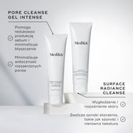 Tubki Medik8 Pore Cleanse Gel Intense oraz Surface Radiance Cleanse zaprezentowane razem na białych blokach. Tekst przy Pore Cleanse Gel Intense podkreśla, że pomaga redukować nadmiar sebum, ograniczać błyszczenie skóry oraz zmniejszać widoczność rozszerzonych porów. Tekst przy Surface Radiance Cleanse wskazuje na działanie wygładzające i rozjaśniające, a także wspierające redukcję oznak starzenia, takich jak szarość skóry i nierówna tekstura.
