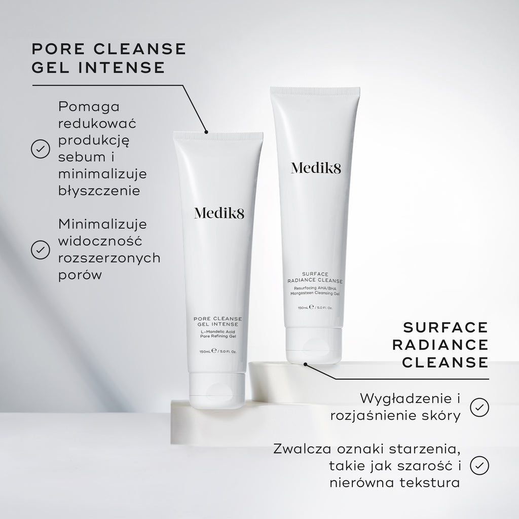 Tubki Medik8 Pore Cleanse Gel Intense oraz Surface Radiance Cleanse zaprezentowane razem na białych blokach. Tekst przy Pore Cleanse Gel Intense podkreśla, że pomaga redukować nadmiar sebum, ograniczać błyszczenie skóry oraz zmniejszać widoczność rozszerzonych porów. Tekst przy Surface Radiance Cleanse wskazuje na działanie wygładzające i rozjaśniające, a także wspierające redukcję oznak starzenia, takich jak szarość skóry i nierówna tekstura.
