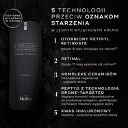 Butelka kremu Medik8 r-Retinoate Intense na ciemnym, miękko cieniowanym tle. Tekst podkreśla 5 technologii przeciwstarzeniowych: enkapsulowany retinyl retinoate, retinal, kompleks ceramidów, peptyd precyzyjnie ukierunkowany (drone-targeted peptide) oraz kwas hialuronowy.
