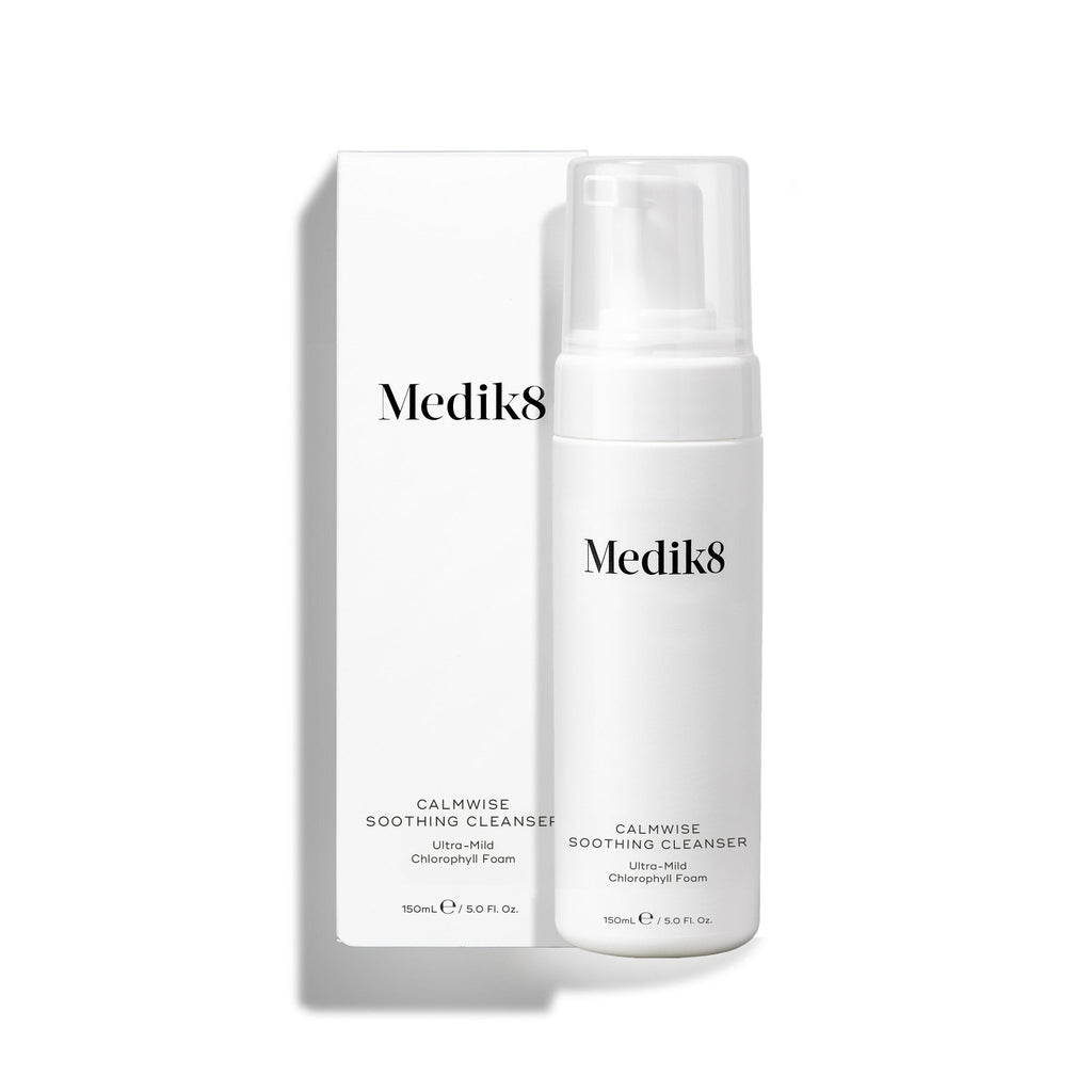 Butelka z pompką Medik8 Calmwise Soothing Cleanser stojąca obok białego opakowania kartonowego na białym tle. Tekst identyfikuje produkt jako ultra-delikatną piankę z chlorofilem.
