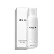 Butelka z pompką Medik8 Clarifying Foam stoi obok dopasowanego białego opakowania zewnętrznego na czystym białym tle. Tekst na obu elementach identyfikuje produkt jako 150 ml odświeżający żel oczyszczający AHA/BHA na niedoskonałości.
