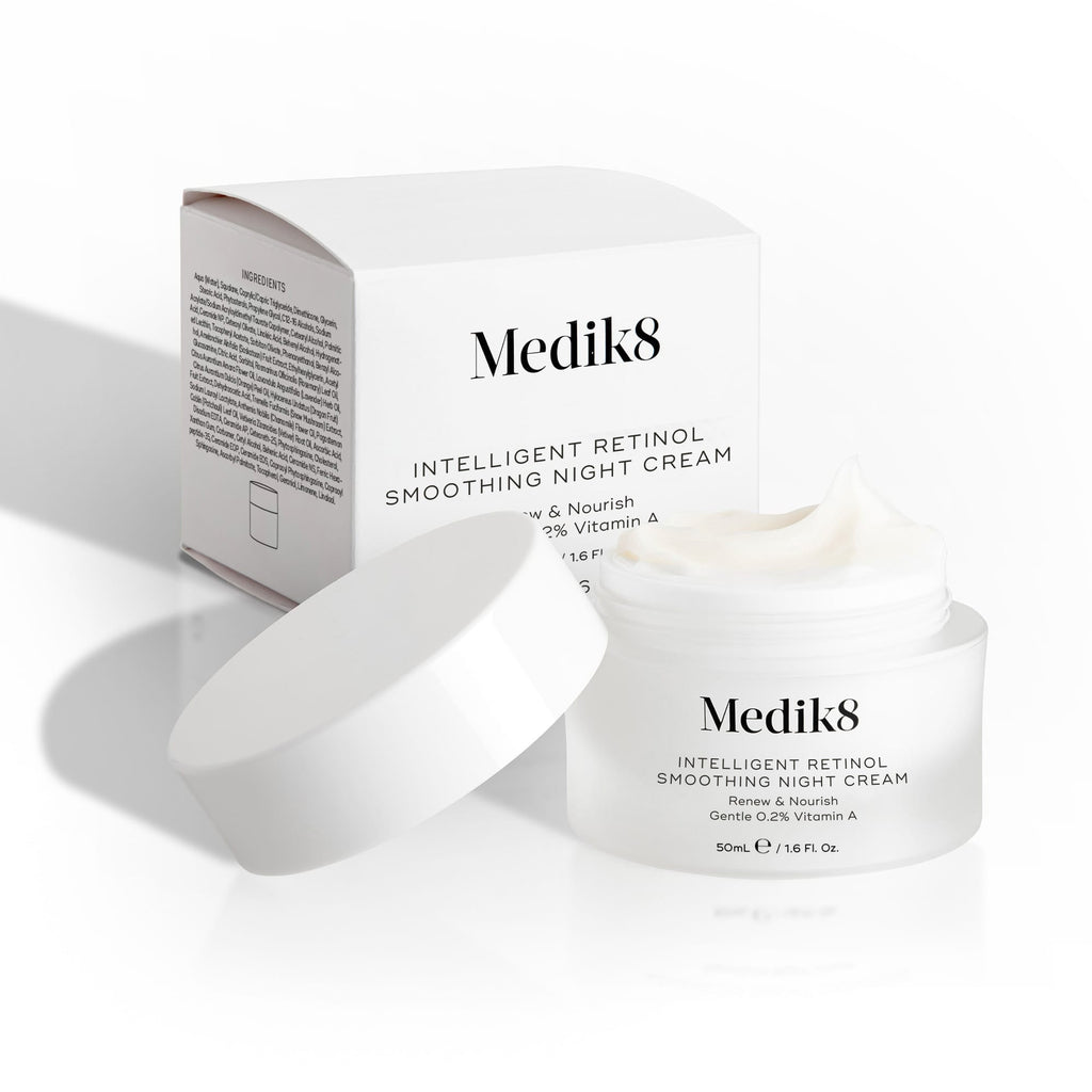 Ujęcie słoiczka Intelligent Retinol Smoothing Night Cream wraz z jego opakowaniem kartonowym.
