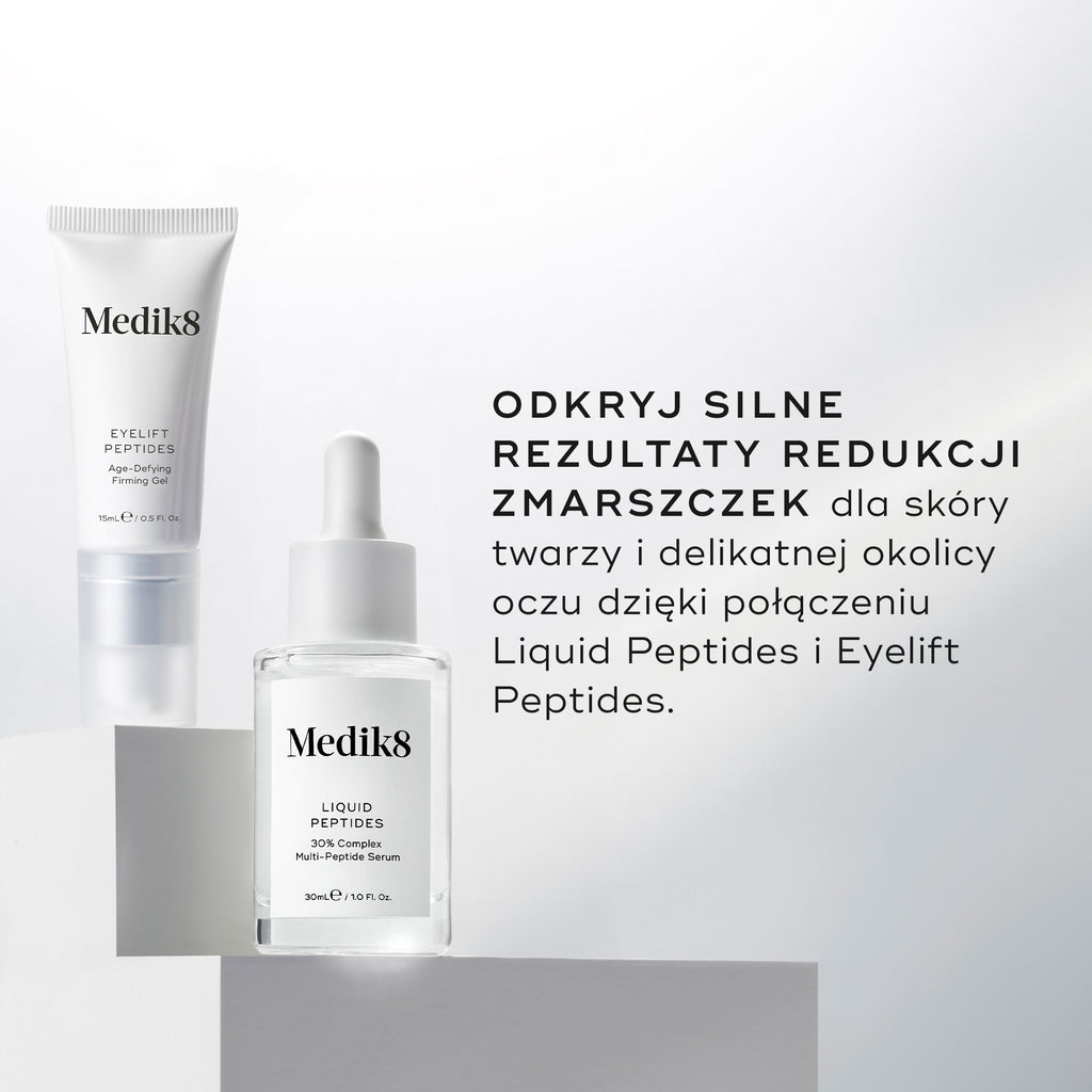 Na zdjęciu widoczna jest przezroczysta szklana buteleczka z zakraplaczem zawierająca serum Liquid Peptides oraz tubka preparatu Eyelift Peptides. Tekst głosi: „ODKRYJ NIESAMOWITE EFEKTY W ZWALCZANIU ZMARSZCZEK zarówno na twarzy, jak i w delikatnej okolicy oczu, łącząc stosowanie preparatów Liquid Peptides i Eyelift Peptides”.