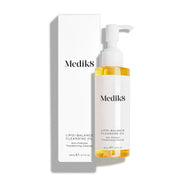 Butelka olejku oczyszczającego Medik8 Lipid-Balance stoi obok białego kartonowego opakowania. Napis podkreśla działanie preparatu Anti-Pollution Transforming Cleanser oraz pojemność 140 ml.