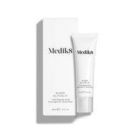 Butelka Medik8 Sleep Glycolic stoi przed dopasowanym białym opakowaniem kartonowym na czystym białym tle. Tekst na tubce i pudełku identyfikuje produkt jako 30 ml nocny peeling AHA o przedłużonym uwalnianiu do stosowania w domu.
