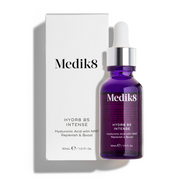 Szklana butelka z pipetą Medik8 Hydr8 B5 Intense stoi obok dopasowanego białego opakowania kartonowego na czystym białym tle. Tekst na obu elementach identyfikuje produkt jako 30 ml serum z kwasem hialuronowym i NMF, zaprojektowane w celu uzupełniania i wzmacniania nawilżenia skóry.
