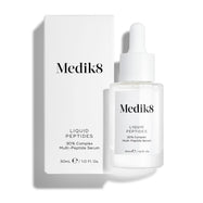 Przed białym opakowaniem kartonowym stoi przezroczysta szklana buteleczka z zakraplaczem zawierająca serum Liquid Peptides.