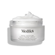 Otwarty matowy szklany słoiczek Medik8 Total Moisture Daily Facial Cream z widoczną porcją białego kremu na wierzchu, na czystym białym tle. W górnych rogach grafiki znajdują się oznaczenia „Daisy Beauty Awards Vinnare 2025” (zwycięzca) oraz „Dermatologist Recommended”.
