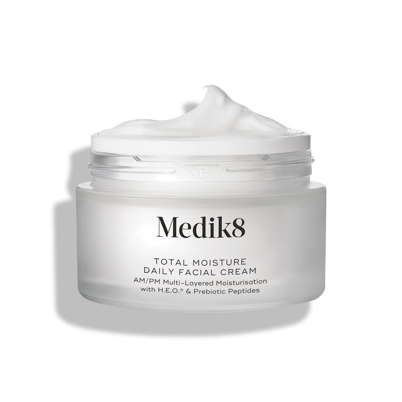 Otwarty matowy szklany słoiczek Medik8 Total Moisture Daily Facial Cream z widoczną porcją białego kremu na wierzchu, na czystym białym tle. W górnych rogach grafiki znajdują się oznaczenia „Daisy Beauty Awards Vinnare 2025” (zwycięzca) oraz „Dermatologist Recommended”.
