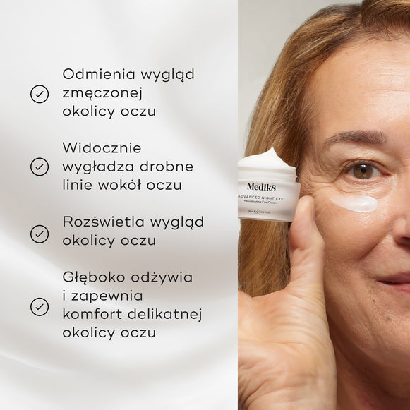 Obok modelki trzymającej słoiczek z kremem Medik8 Advanced Night Eye widnieje lista zalet produktu. W tekście podkreślono, że krem odmienia zmęczone oczy, wygładza drobne zmarszczki, rozjaśnia i głęboko odżywia delikatną skórę wokół oczu.-hover-17