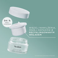 Rozstrzelony widok opakowania Medik8 Total Moisture Daily Facial Cream na tle w kolorze teal. Na dole widoczny jest pusty matowy szklany słoiczek, nad nim unosi się biały, nadający się do recyklingu wkład uzupełniający wypełniony białym kremem, a na samej górze znajduje się biała zakrętka unosząca się w powietrzu. Tekst podkreśla „Ciesz się większym nawilżeniem przy mniejszej ilości odpadów dzięki wkładowi uzupełniającemu”, a okrągła odznaka informuje „94% mniej opakowania”.

