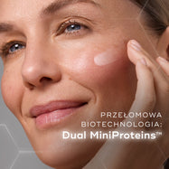 Na zdjęciu widać kobietę nakładającą na policzek płynny preparat z peptydami Advanced MP. Na zdjęciu widnieje napis podkreślający: PRZEŁOMOWA BIOTECHNOLOGIA: Dual MiniProteins™.