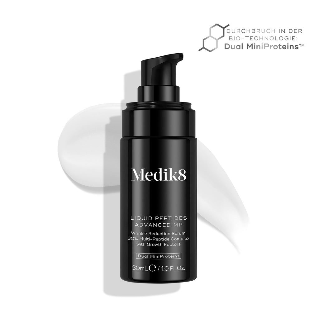 Butelka serum Medik8 Liquid Peptides Advanced MP z nagrodami na białym tle
