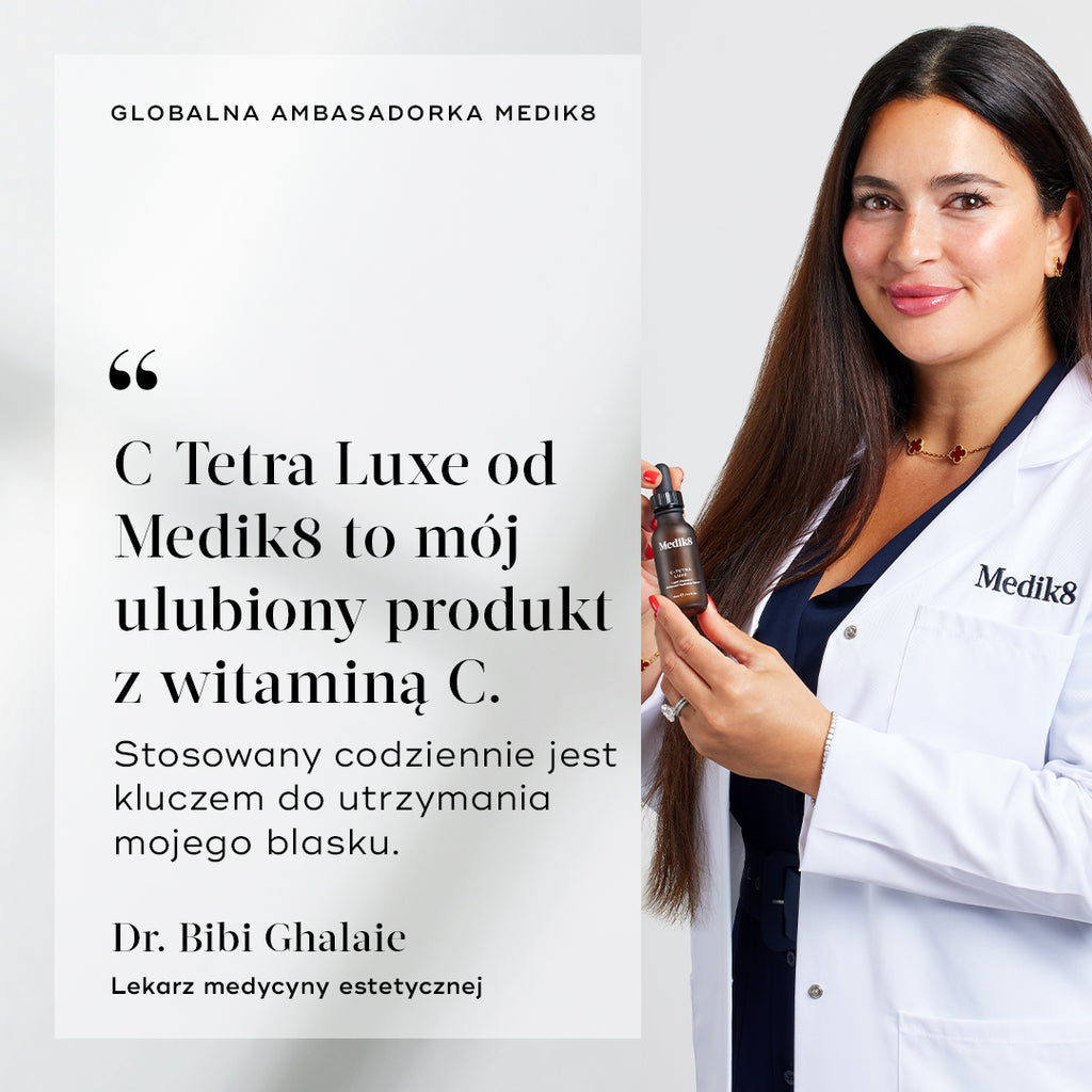 Dr Bibi Ghalaie, lekarz medycyny estetycznej, uśmiecha się w białym fartuchu Medik8, trzymając brązową butelkę C-Tetra Luxe. Obok znajduje się cytat: „Medik8 C-Tetra Luxe to mój podstawowy produkt z witaminą C. Stosowany codziennie jest kluczem do utrzymania mojego blasku.”

